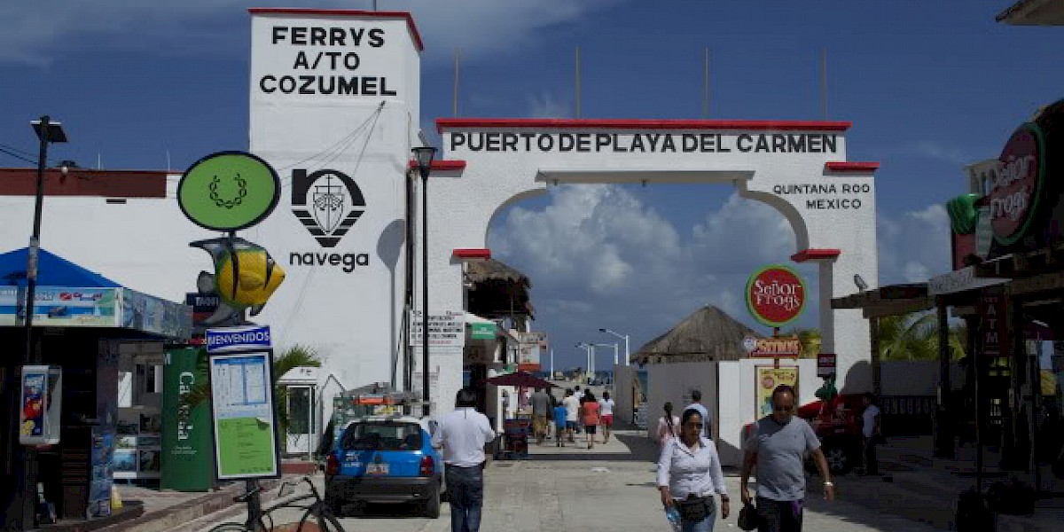 BAR CAPITAN DAN&#39;S EN EL FERRY QUE LLEVA A COZUMEL
