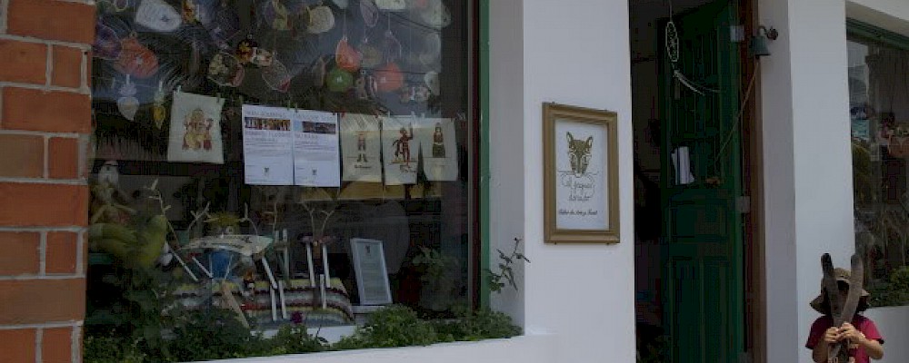 ESTUDIO DE ARTE Y ARTESANÍA TEXTIL Y TIENDA DE REGALOS EL JAGUAR DORADO