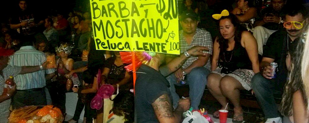 MULTITUDES, CORONAS Y DISFRACES EN EL CARNAVAL DE COZUMEL
