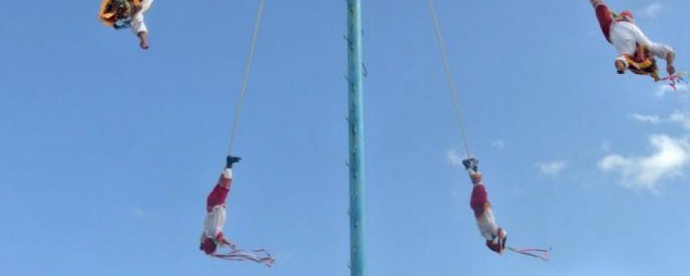 EL RITUAL COLORIDO DE LOS VOLADORES