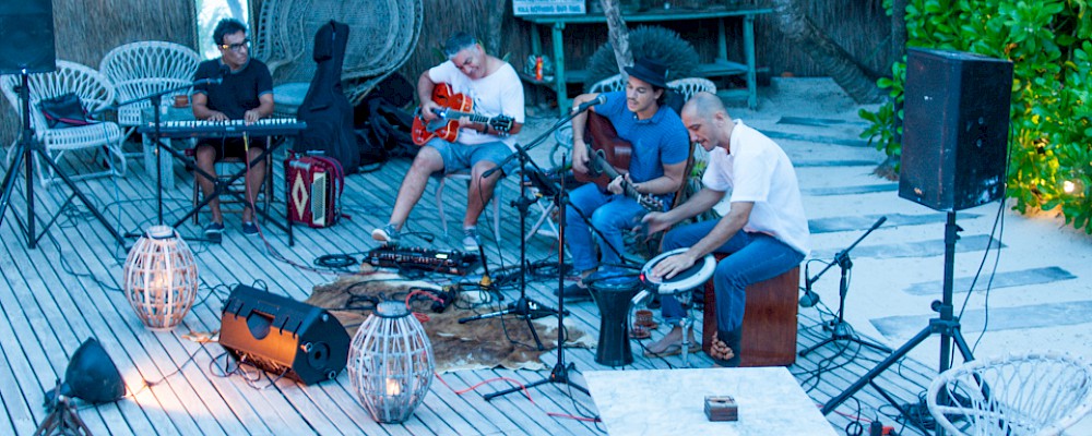 Avioncito de papel: la banda sonora de una playa estrellada
